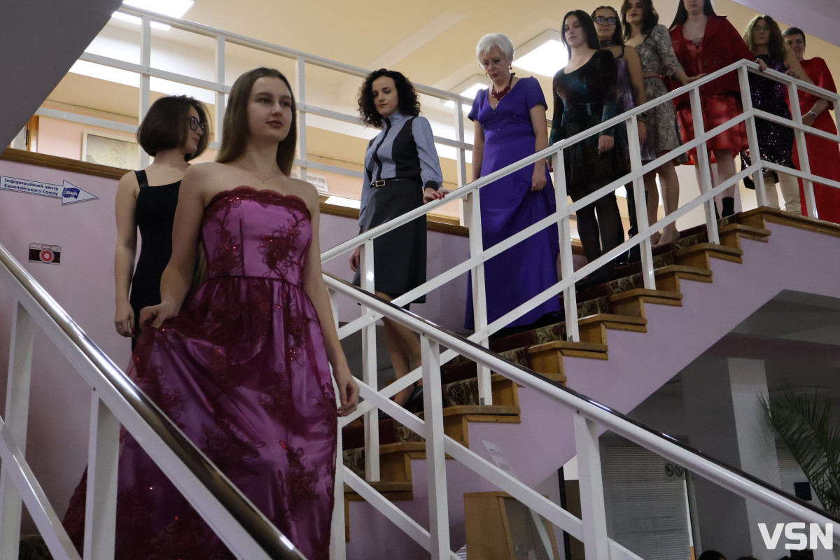 «Намальована надія»: ветеранка війни з Луцька презентувала колекцію суконь