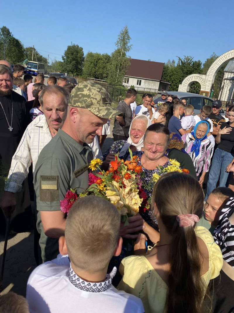 З полону додому: у волинській громаді урочисто зустріли Героя Віталія Березнюка