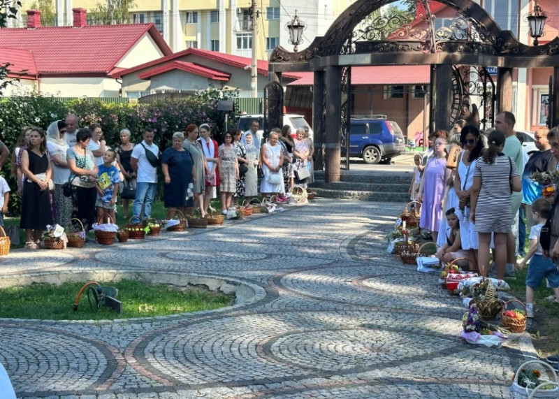 З кошиками до храму: як на Волині відзначають Яблучний Спас