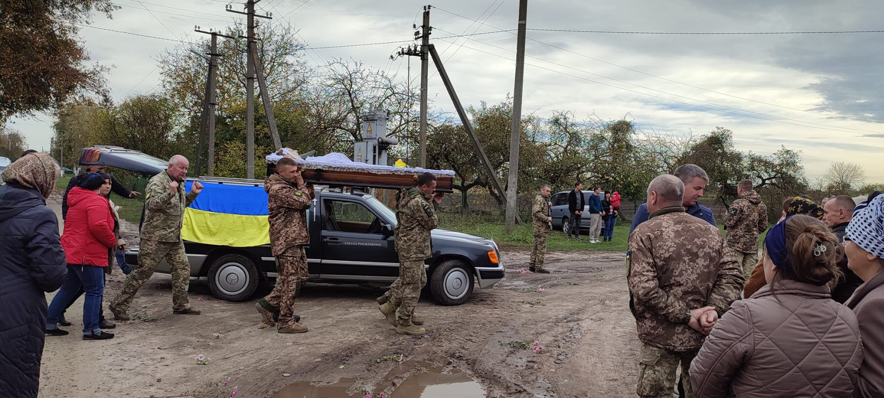 Зійшлося усе село: поховали 29-річного сапера з Луцького району Віталія Костюка. Фото