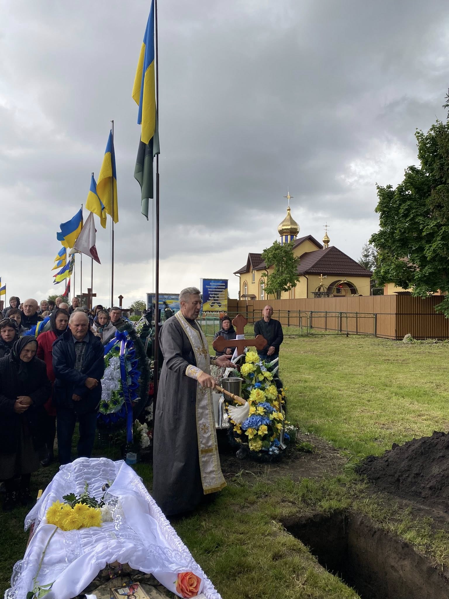 Навіки 31: громада на Волині провела в останню путь воїна Юрія Янюка