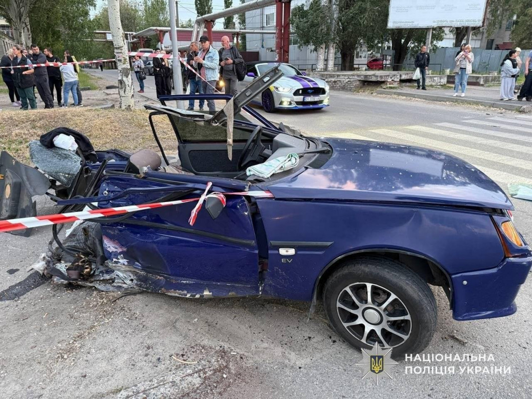 Смертельна аварія у Дніпрі: авто влетіло у зупинку з людьми, а потім розлетілося на частини (відео)