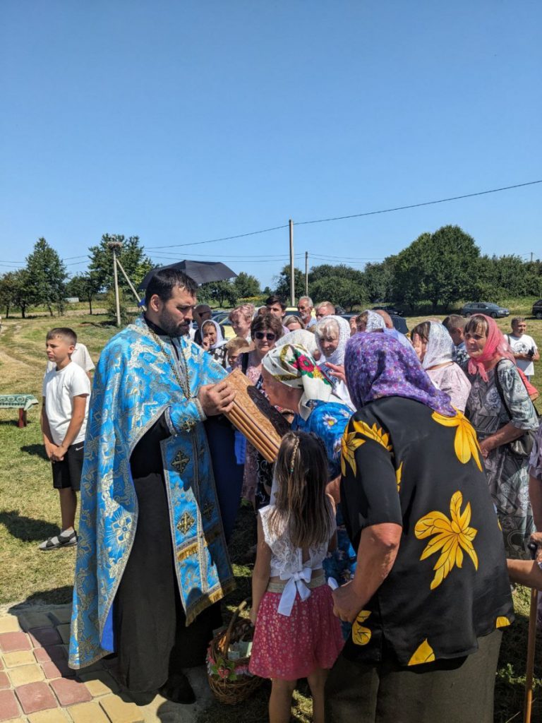 Біля хреста молилися молоді пари, які не могли мати дітей: у селі на Волині освятили каплицю