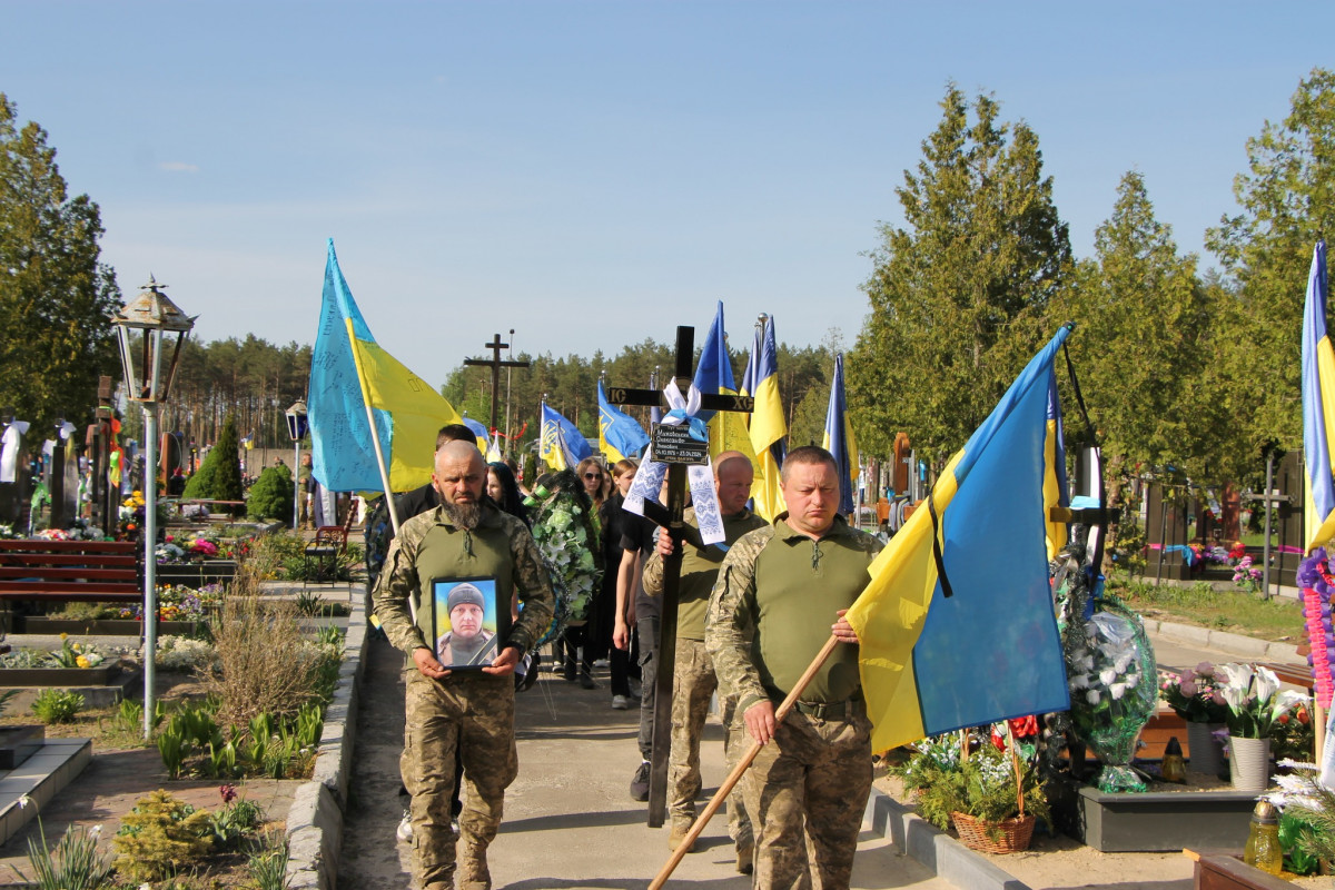 Дві донечки ніколи більше не побачать татка: напередодні Великодня на Волині попрощались з Героєм Олександром Муковським