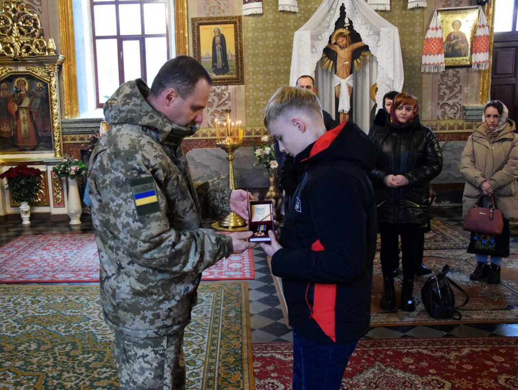 У Луцьку рідним загиблих прикордонників вручили їхні посмертні нагороди