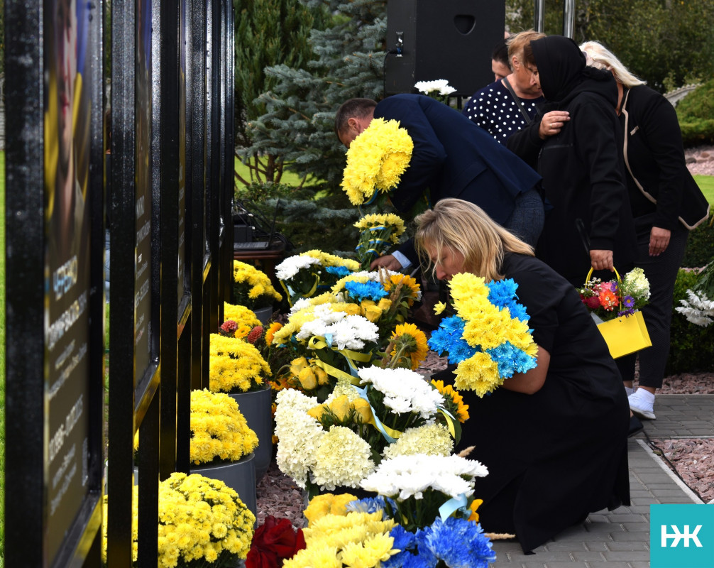 Сльози, голуби та шана загиблим захисникам: у громаді на Волині відкрили Алею пам’яті Героям