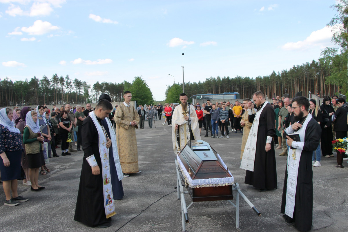 Дві донечки ніколи більше не побачать татка: напередодні Великодня на Волині попрощались з Героєм Олександром Муковським