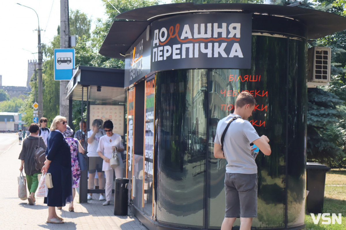 Як працюють в аномальній спеці продавці вуличних кіосків у Луцьку - репортаж