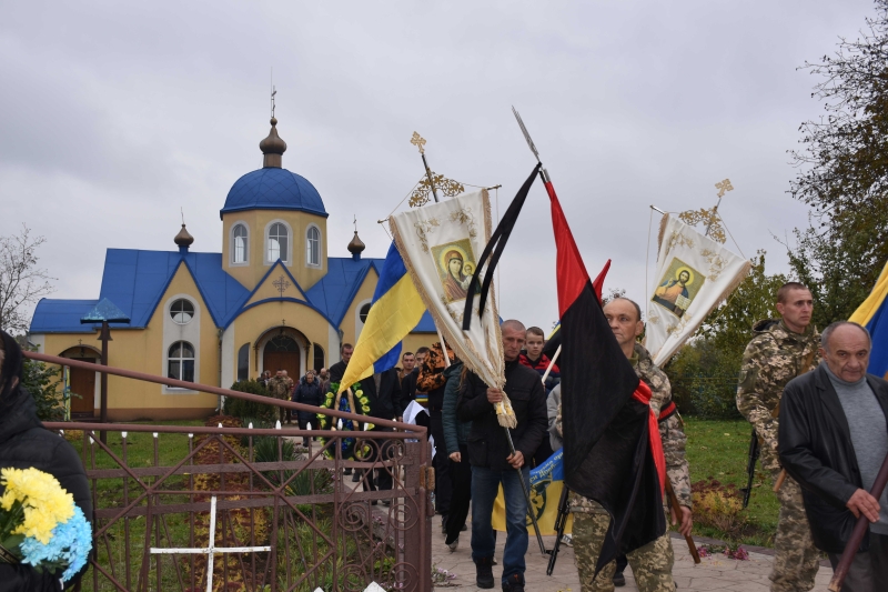 Понад пів року вважався безвісти зниклим: на Волині попрощалися із Героєм Богданом Мережею