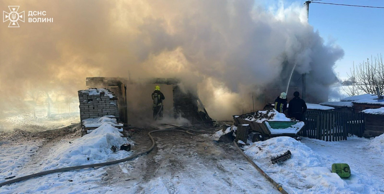 На Волині під час пожежі в селі згорів хлів, але врятували котика