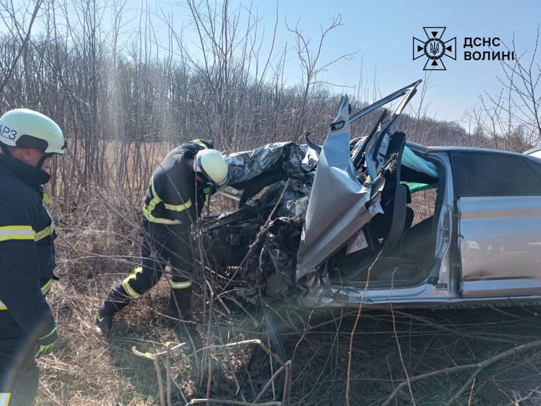 Водія деблокували з понівеченого авто: деталі жахливої автотрощі у Луцькому районі
