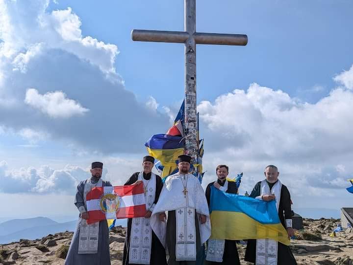 Священники з Волині піднесли молитви за Україну та її загиблих захисників на горі Говерла