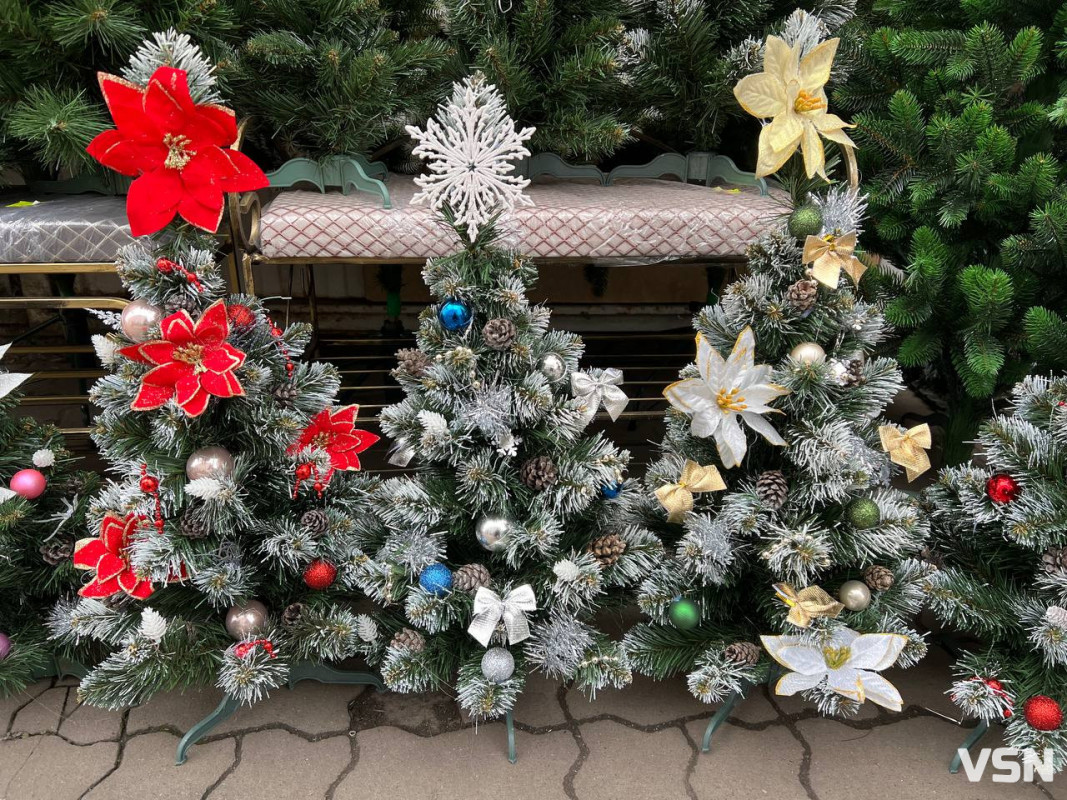 Скільки коштують штучні ялинки на ринку у Луцьку?