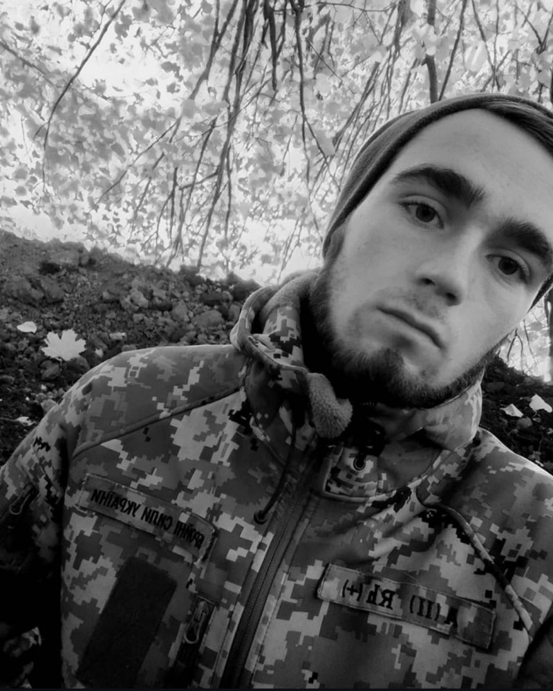 Щоб повернути сина батькам, тіло несли 3 кілометри під страшними вибухами: спогади про Героя з Волині Дмитра Півня
