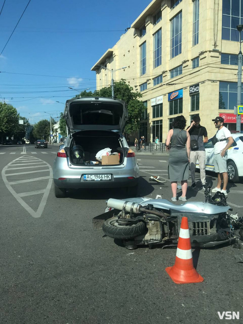 ДТП у центрі Луцька - легковик збив мотоцикліста. Фото