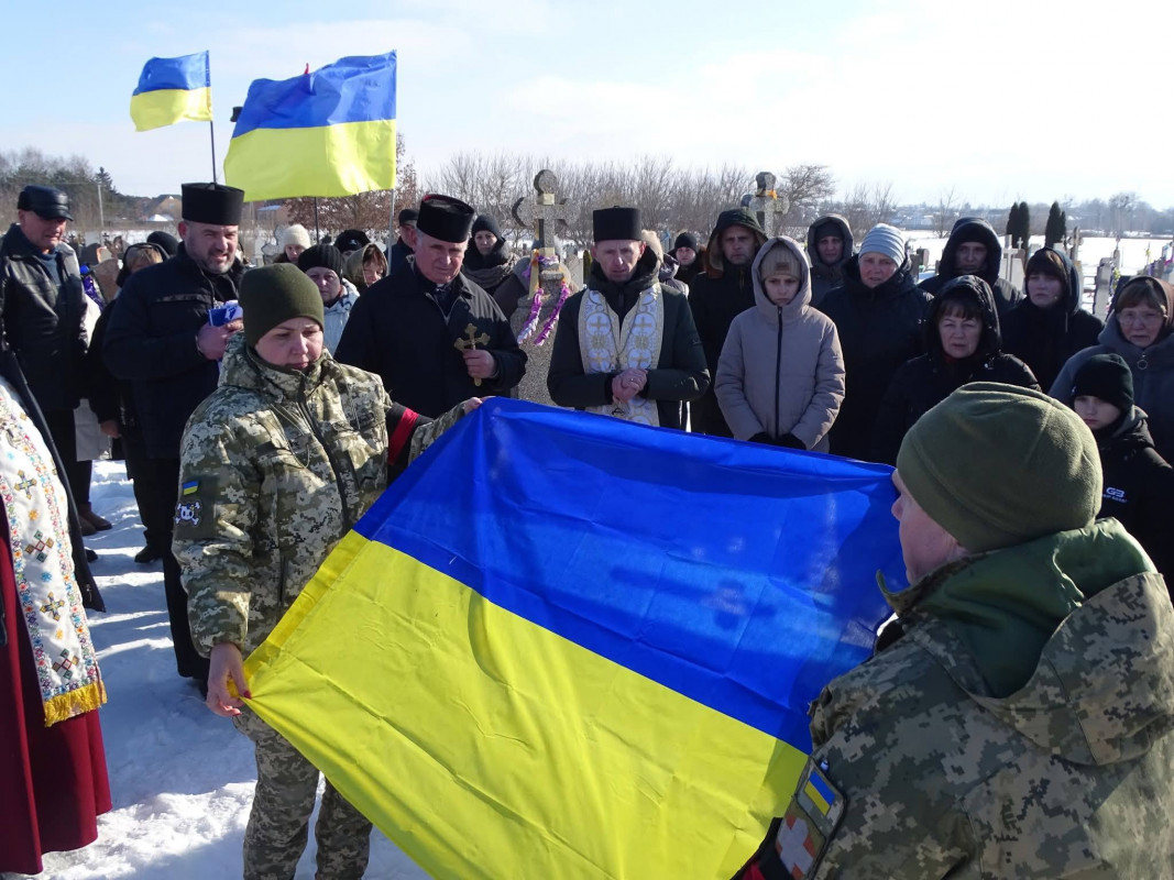 Понад рік родина жила між надією і болем: на Волині попрощалися з воїном Романом Махнюком