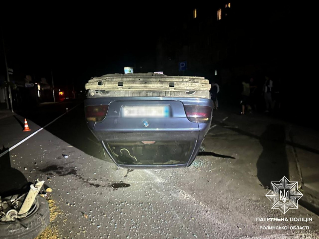 На Волині перевернулася автівка. Відео. Оновлено
