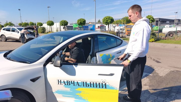 Втратив обидві ноги на війні, але не здався: лучанин став першим ветераном у місті, який отримав водійські права