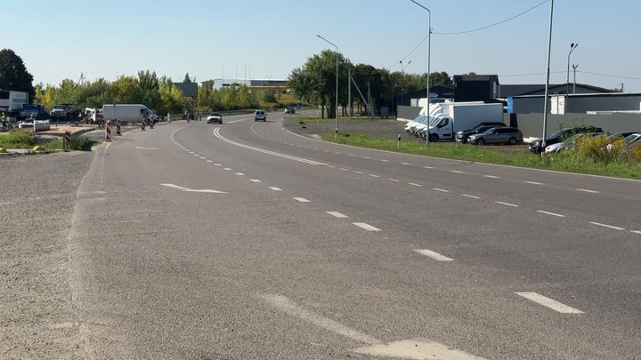 Жителі чекали роками: у селі під Луцьком облаштовують зупинки та «зебру»