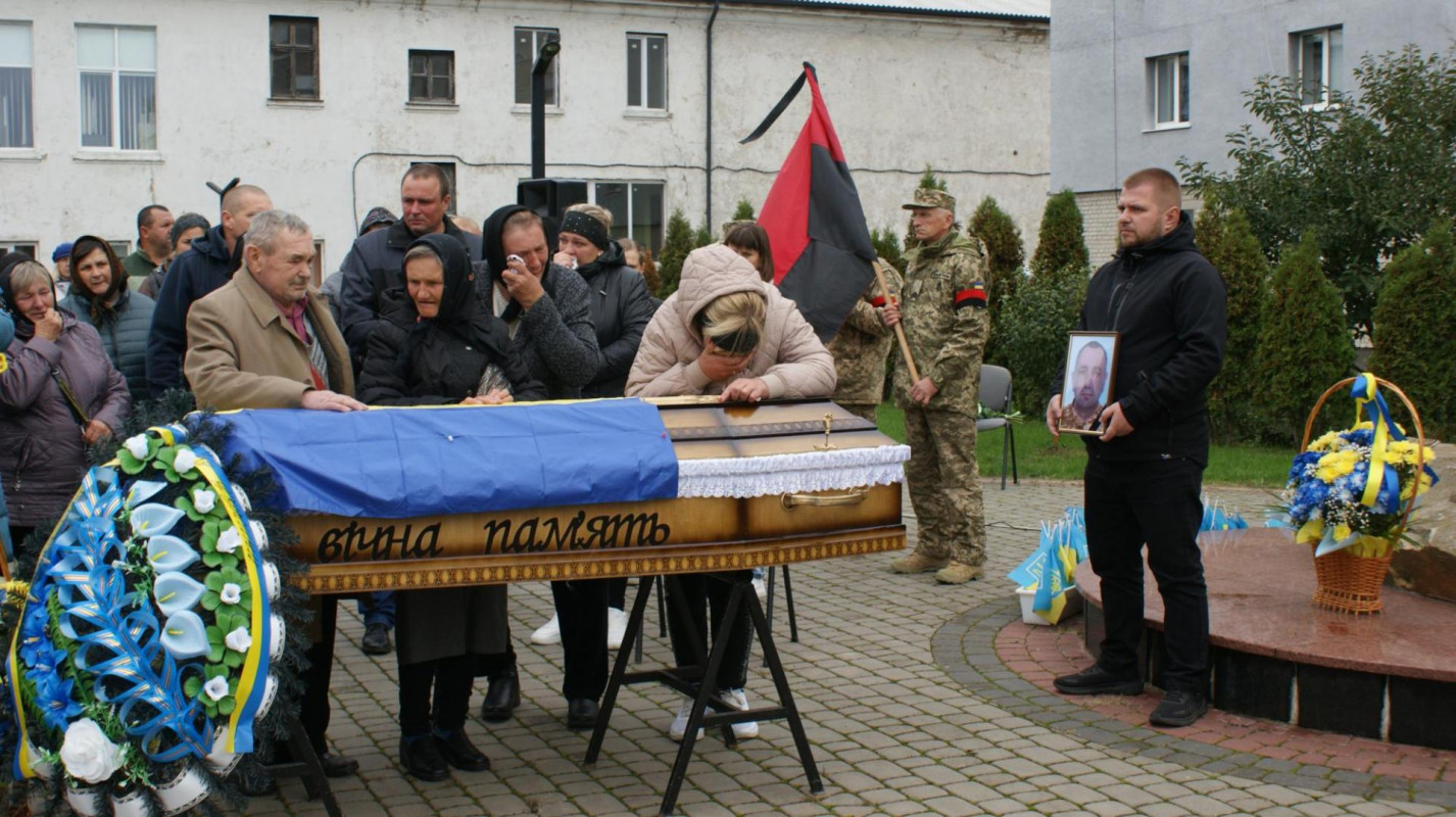 Рік тому одружився і мріяв про спільне майбутнє з коханою: на Волині поховали захисника Руслана Романюка