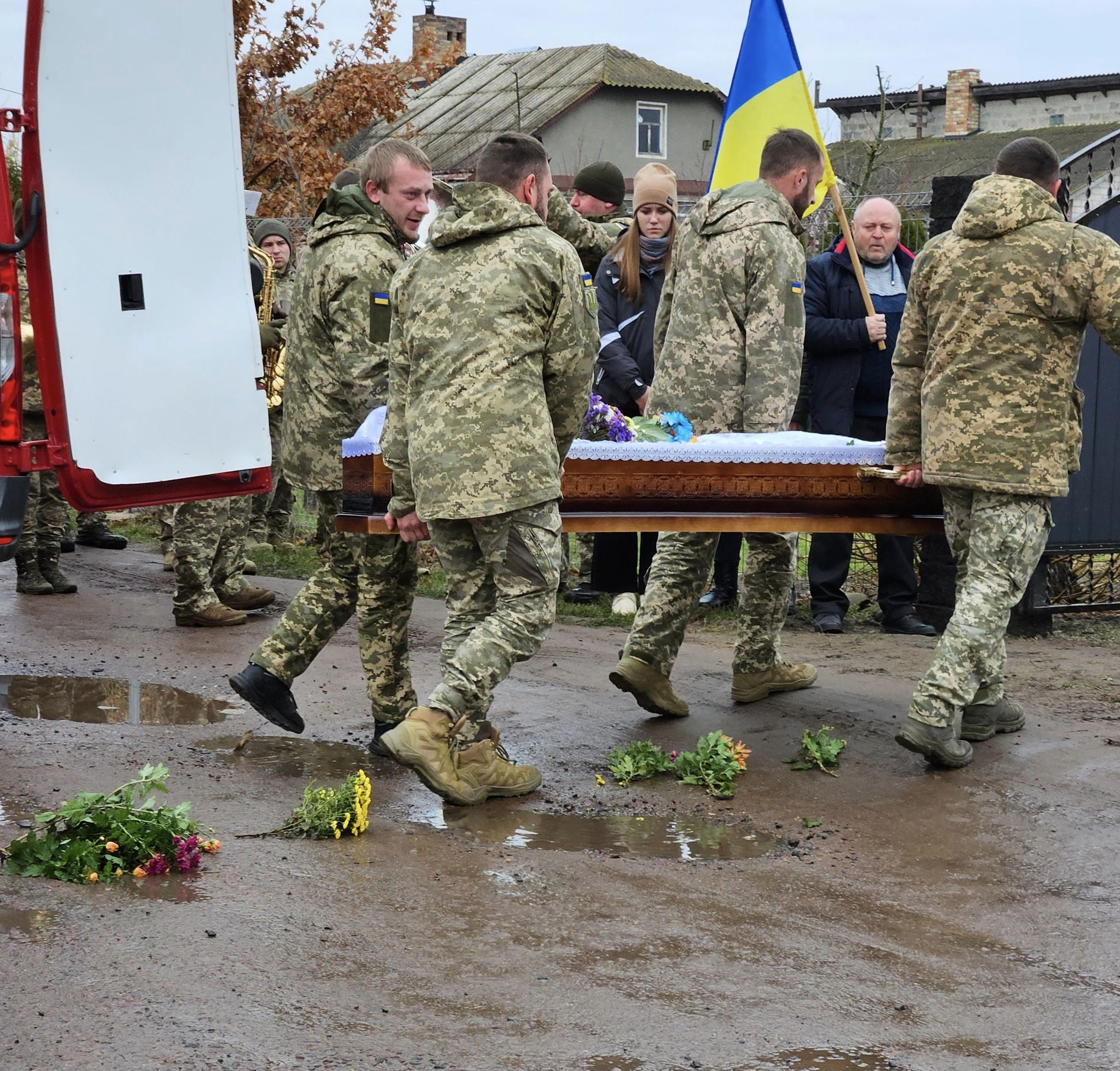 Загинув унаслідок скиду боєприпасу: на Волині попрощалися з Героєм Миколою Голодзьоном