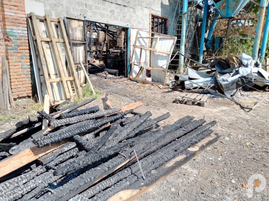 «Згоріло все, що будували руками»: у Луцьку російська ракета знищила сімейне підприємство волонтерів