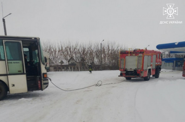У Луцькому районі у снігових заметах застряг автобус з 11 пасажирами