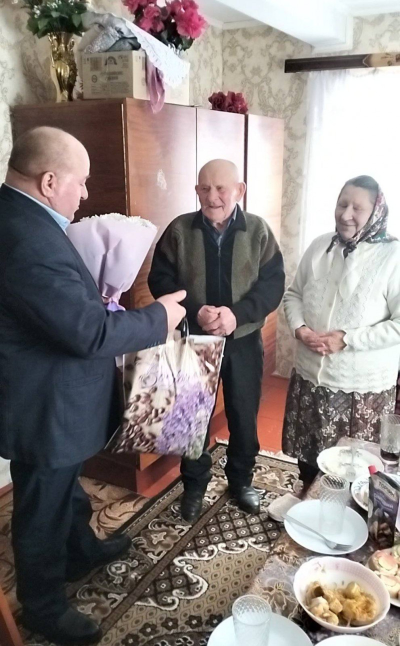 Має 3 дітей, 10 онуків та 11 правнуків: у громаді на Волині з 90-річчям привітали довгожителя