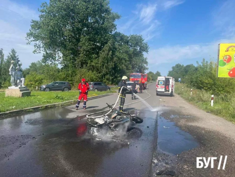 На Волині внаслідок ДТП загорівся мотоцикл, водія госпіталізували. Фото