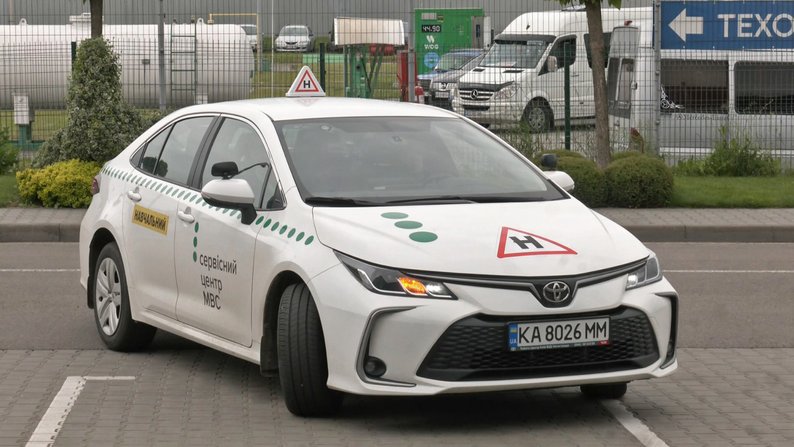 Люди сидять з ночі: у Луцьку під дверима МРЕО - черги за талонами