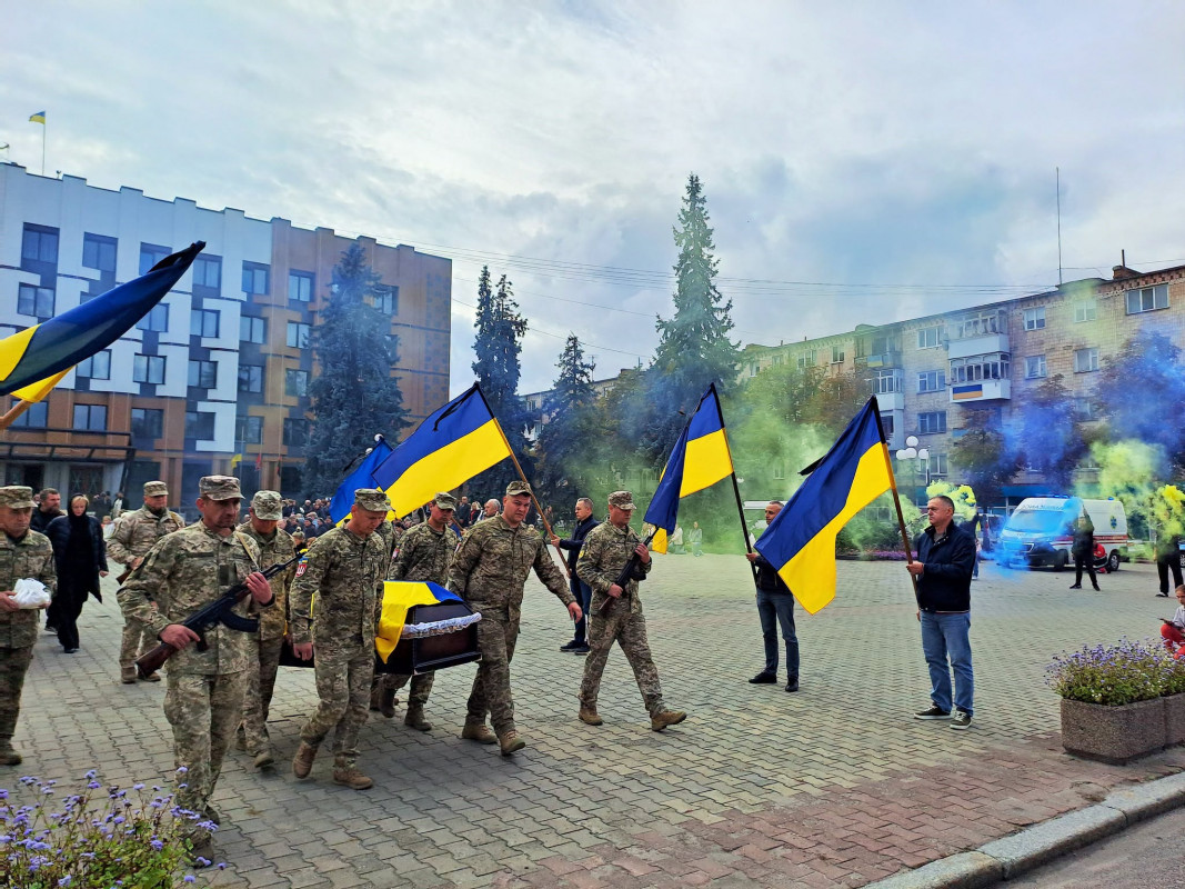 На Волині попрощалися з 33-річним морпіхом Павлом Коломійчуком, який загинув у ДТП