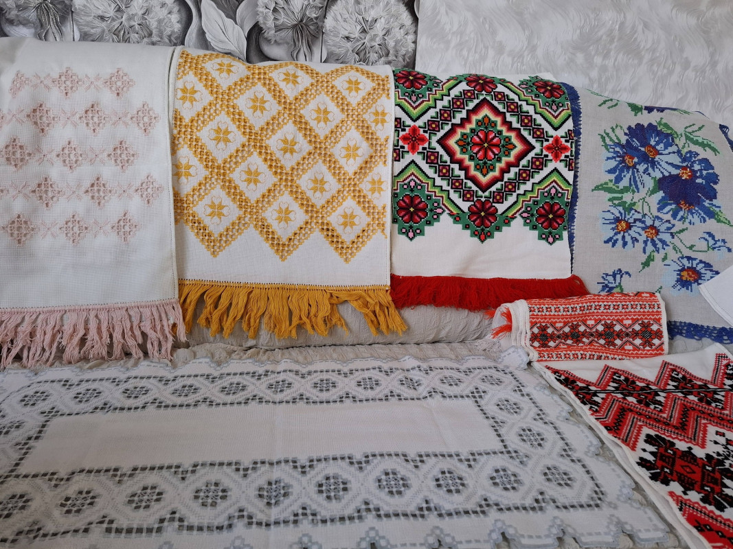 Пів століття присвятила медицині, а все життя — творчості: історія волинської вишивальниці