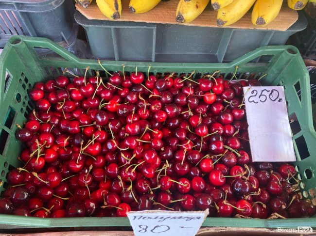 За кілограм ягід з Іспанії просили 700 гривень: скільки коштує черешня на луцькому ринку