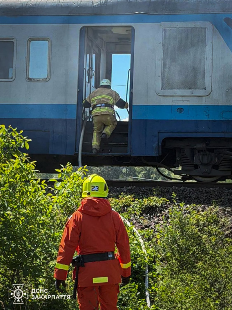 Під час руху загорівся дизель-поїзд: пасажирів терміново евакуювали