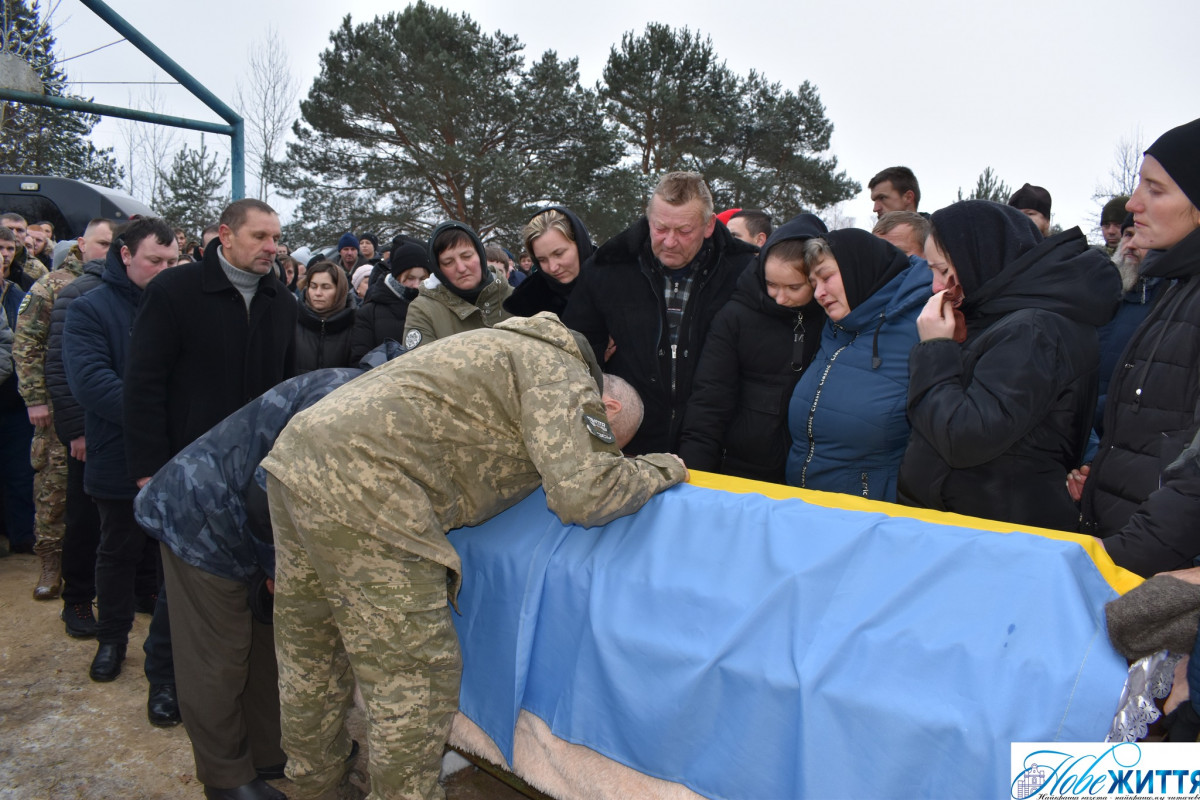 Не встиг одружитися з нареченою: на Волині  попрощалися із молодим Героєм Андрієм Лахаєм