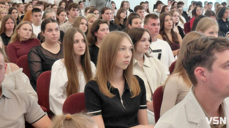 У Луцьку відбулася посвята першокурсників медфакультету: 220 студентів одягнули білі халати