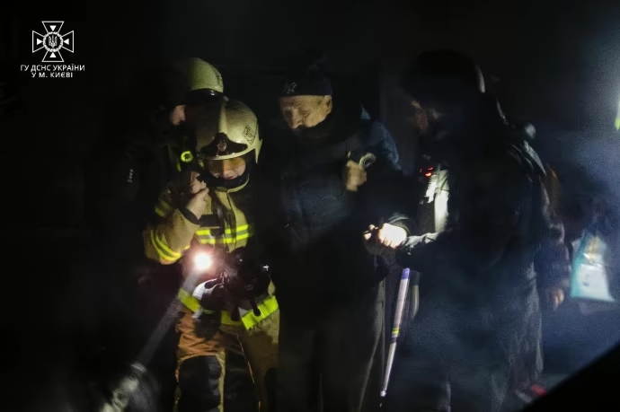 53 постраждалих, будинки без світла: що відомо про наслідки нічної атаки на Київ