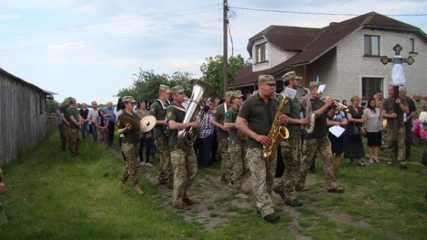 На Волині живим коридором та на колінах зустріли загиблого Героя, який захищав Україну
