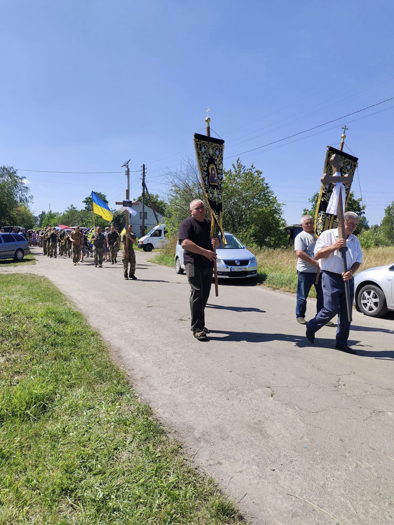 Земляка зустрічали коридором шани навколішки: на Волині попрощалися із військовим Володимиром Кусим