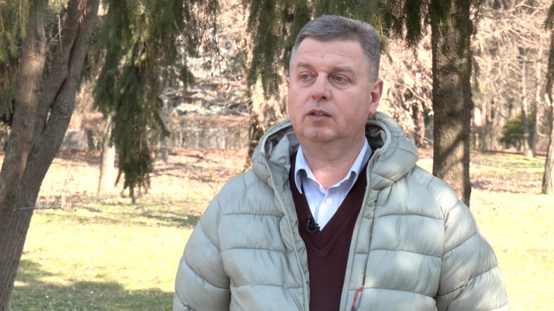 Кладовища Луцька завалені пластиком: чим небезпечні штучні квіти та вінки