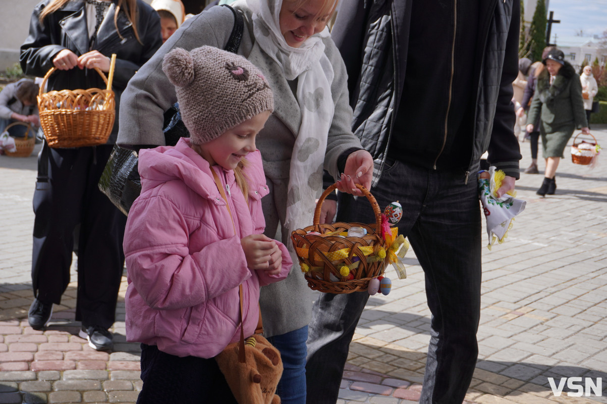 Як у Луцьку освячують Великодні кошики? Фоторепортаж