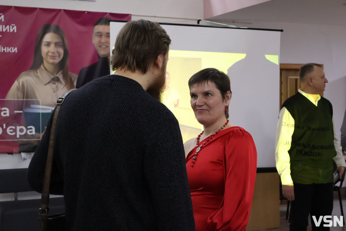 «Намальована надія»: ветеранка війни з Луцька презентувала колекцію суконь