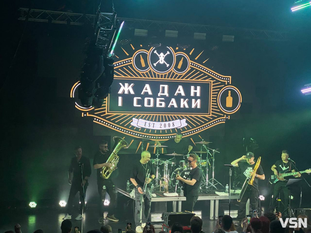 «Жадан і Собаки» виступили у Луцьку: освідчення зі сцени, розірваний тромбон і понад 100 тисяч на бронемобілі