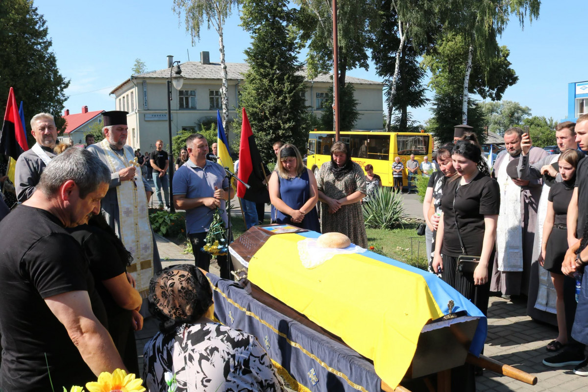 Понад два роки вважався зниклим безвісти: на Волині поховали Героя Дмитра Обозовського