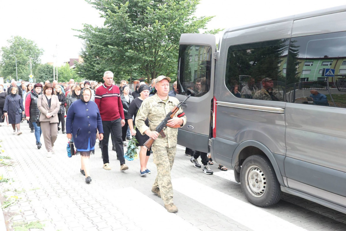 На колінах і зі сльозами: поблизу Луцька в останню путь провели 47-річного Героя Івана Мельника