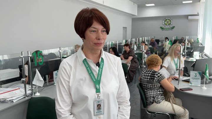 На Волині - черги до сервісних центрів Пенсійного фонду: люди масово оцифровують трудові книжки