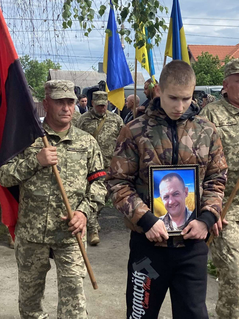 Довгі місяці невідомості та надії: на Волині в останню дорогу провели 41-річного Героя Юрія Пивоварчука