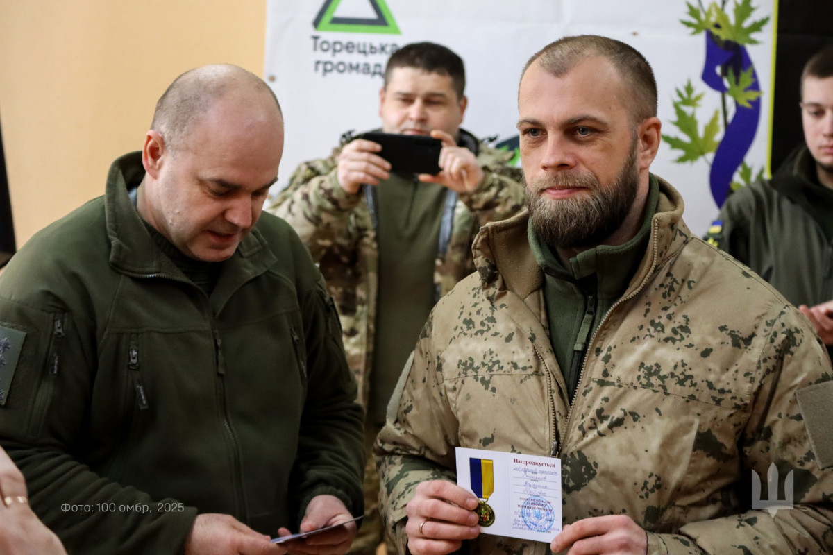 Бійців «Сталевої Сотки» нагородили медалями за героїчний захист Торецька