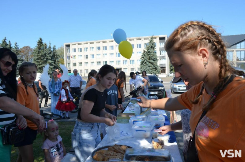 В місті на Волині на благодійному святі зібрали майже 150 тисяч гривень для ЗСУ. Фоторепортаж