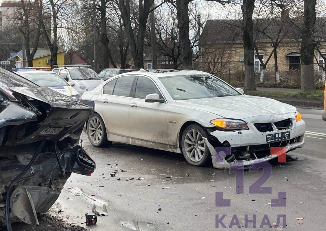 У Луцьку БМВ в’їхало у щойно припаркований легковик: автівки сильно «пом'ялися». Фото